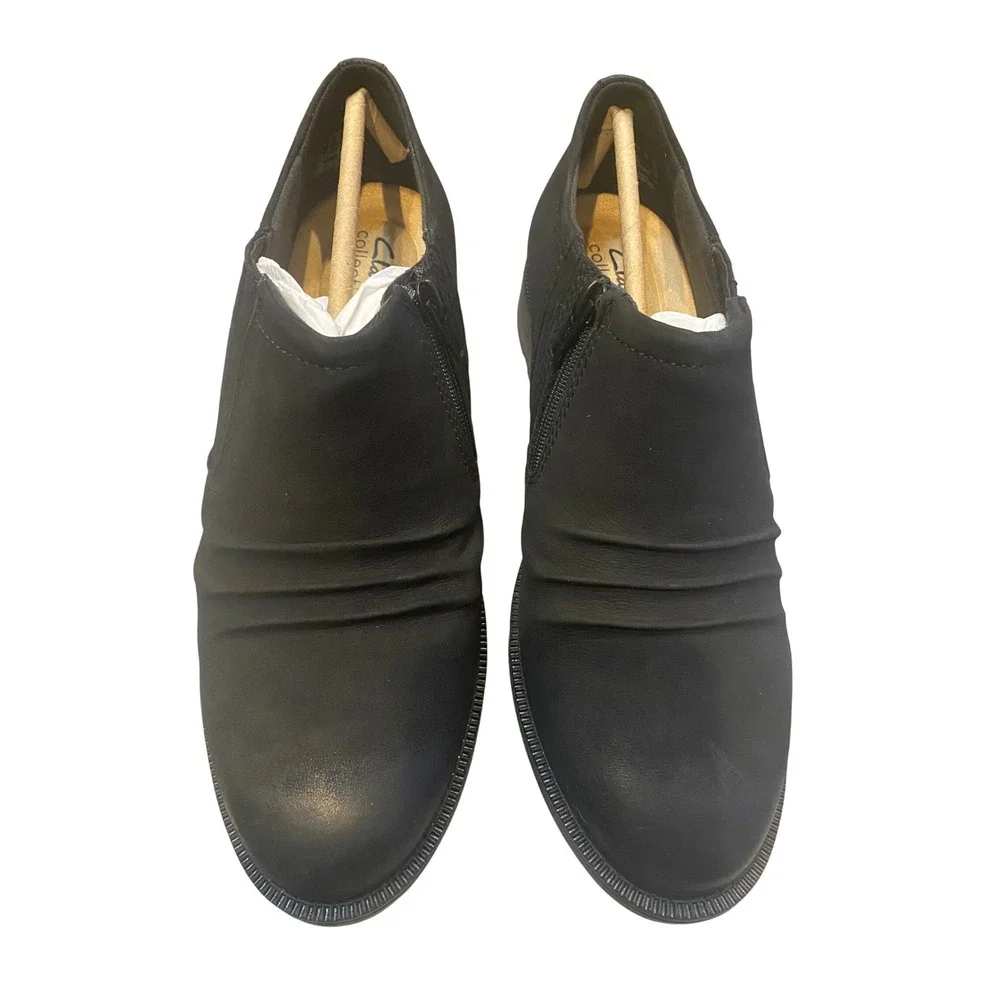 Clarks Adlynn Ezra Black‎ Nubuck Leather Ruched Zip Ankle Boots Womens 9W NEW